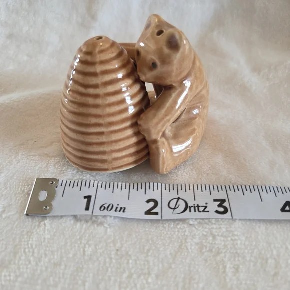 Vintage Porcelain Brown Bear & Honey Beehive Salt & Pepper Shakers - Picture 10 of 11